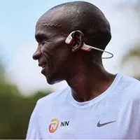 Eliud Kipchoge mit den Shokz Open Run Pro 2 Kopfhörern