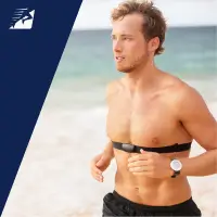 Ein Mann beim Laufen mit einem Brustgurt