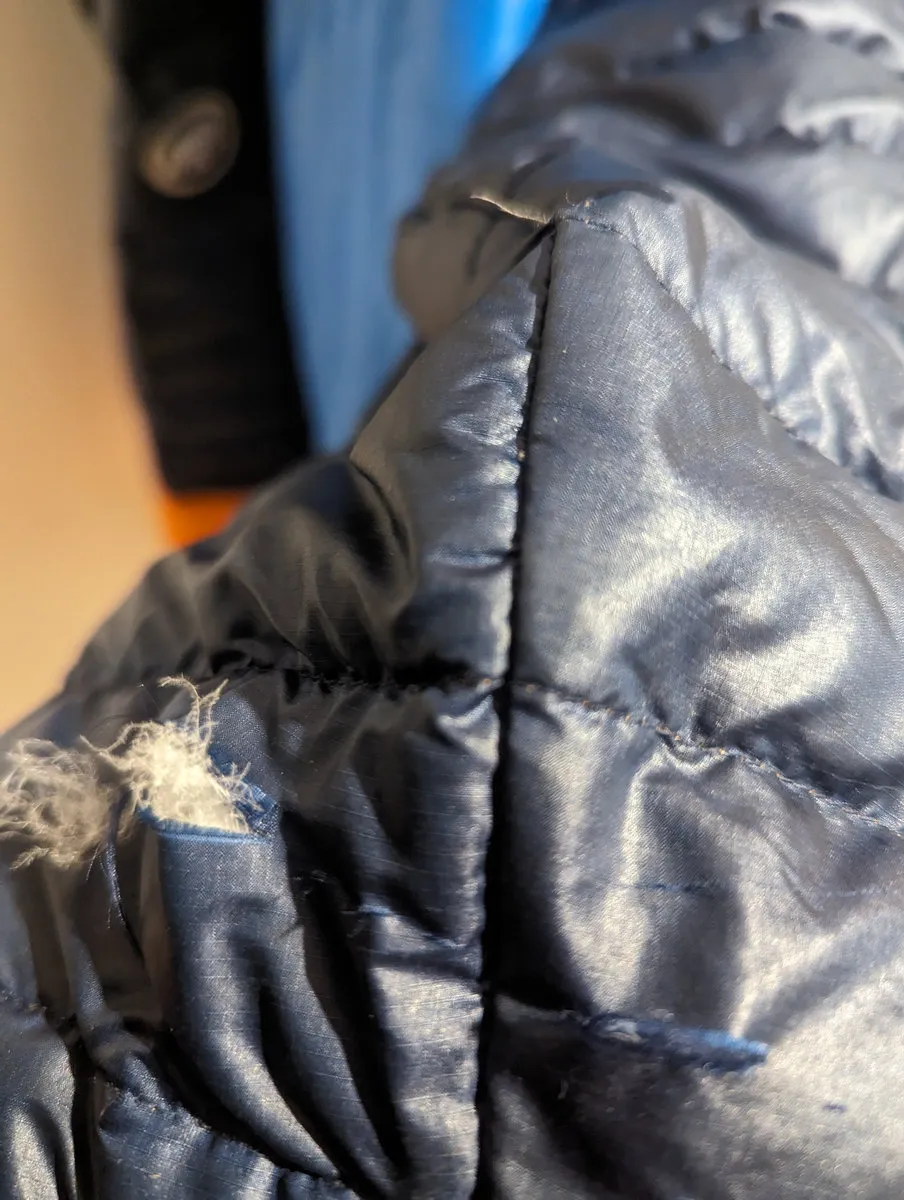 Katastrophaler Zustand der Daunenjacke