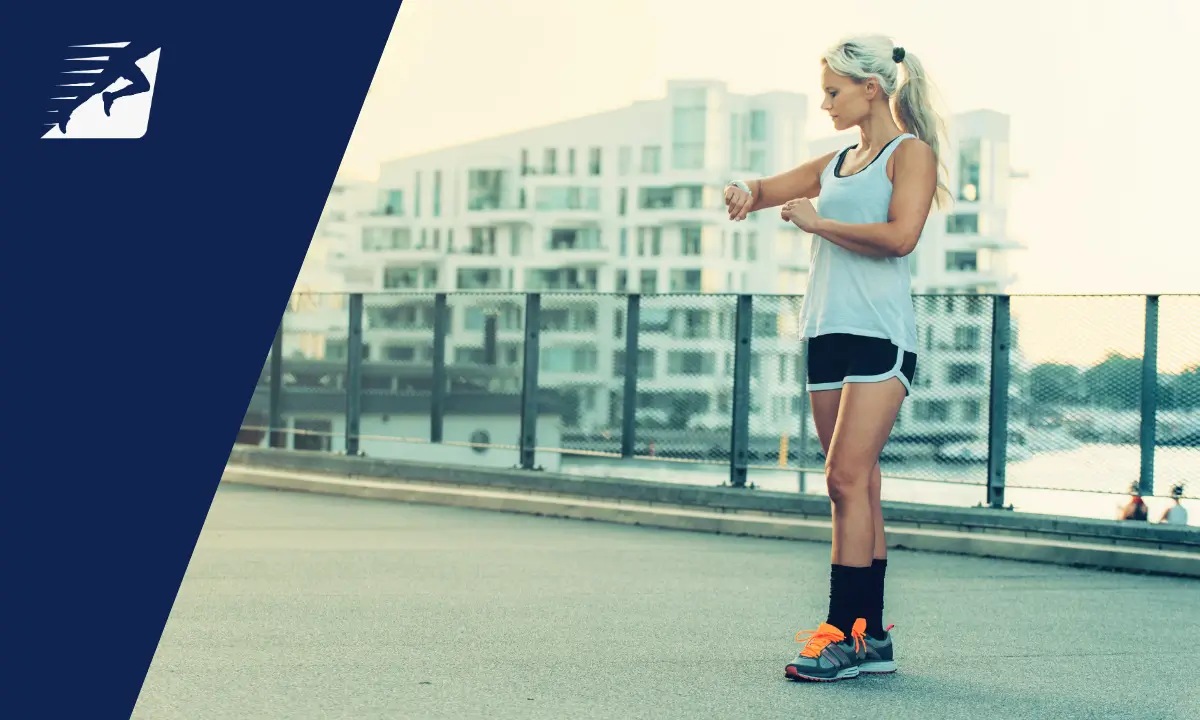 Eine Läuferin sieht auf ihre Laufuhr