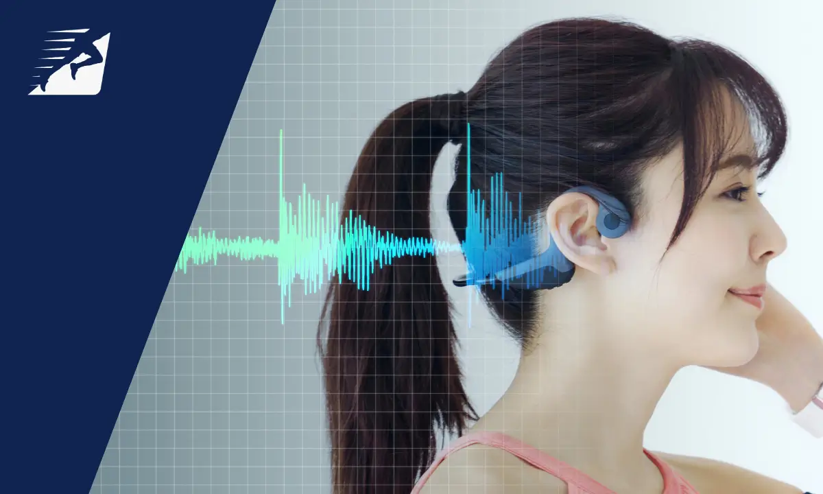 Eine Frau mit Knochenschallkopfhörer