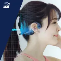 Eine Frau mit Knochenschallkopfhörer