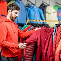 Welche Materialien sind für Funktionskleidung am besten geeignet und welche Vor- und Nachteile haben sie?