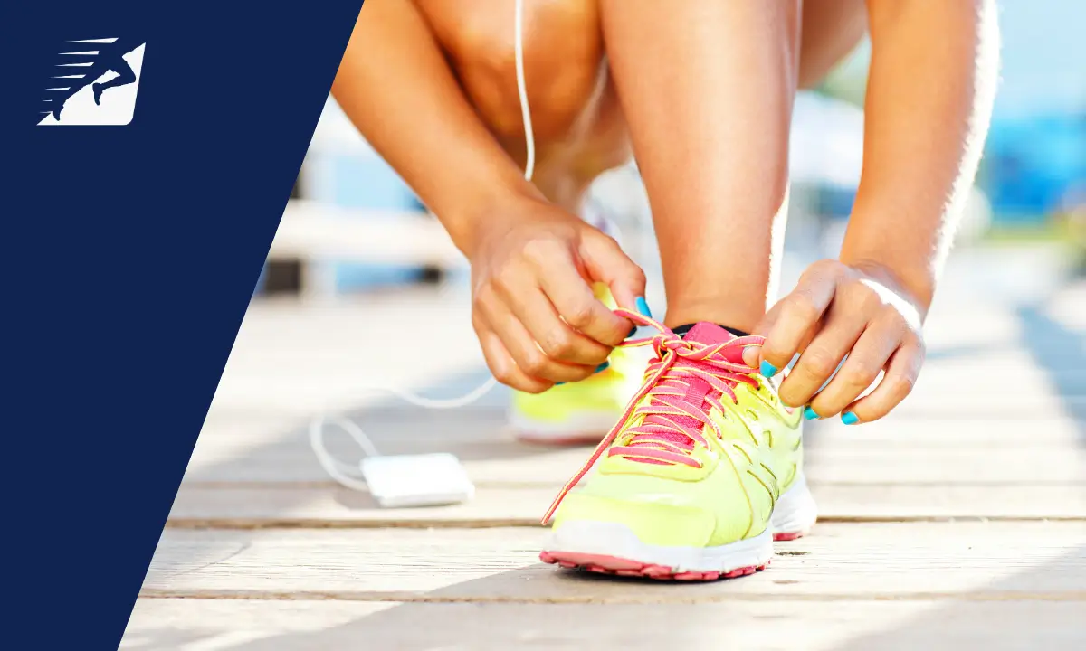 Eine Läuferin bindet einen Laufschuh