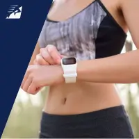 Eine Läuferin beim Bedienen ihrer Laufuhr