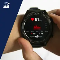 Eine Sportuhr zeigt den derzeigen Puls an.