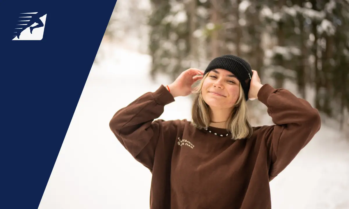 Eine Frau mit einer Sweatjacke