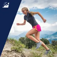 Eine Läuferin bei einem Berglauf