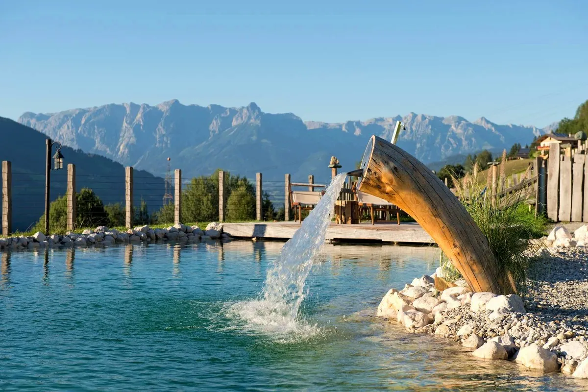 Ein Chaletdorf mit einem Badesee
