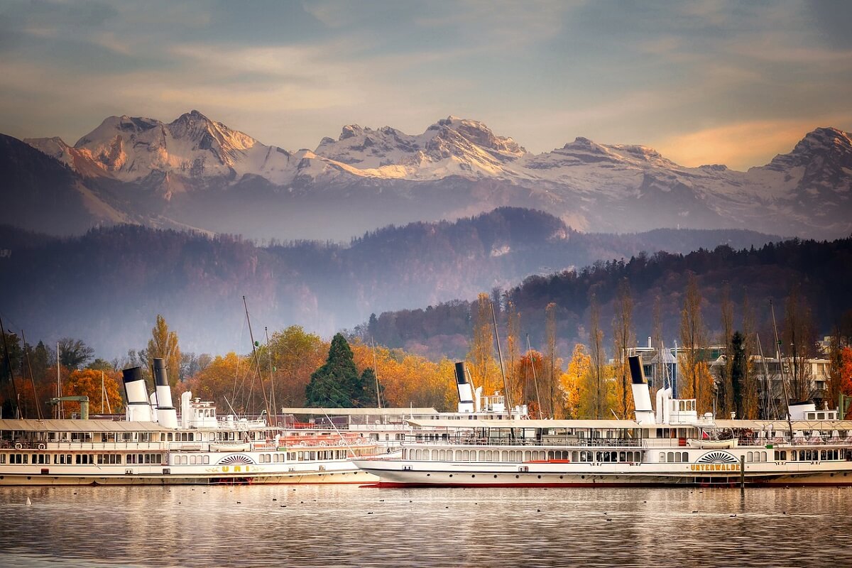 Der Vierwaldstättersee mit der Stadt Luzern im Hintergrund