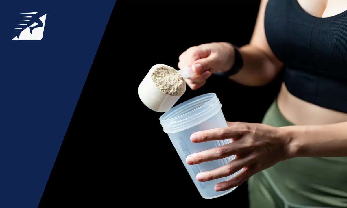 Eine Frau mit einem Schöpflöffel Kreatin