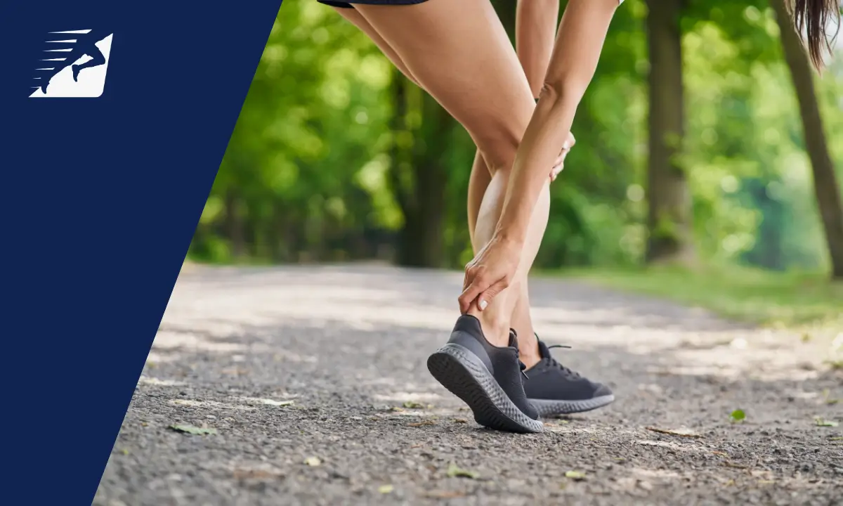 Eine Läuferin greift sich auf die Achillessehne