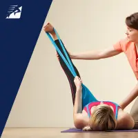 Eine Frau dehnt ihre Adduktoren