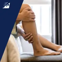 Eine Person greift sich auf das Bein