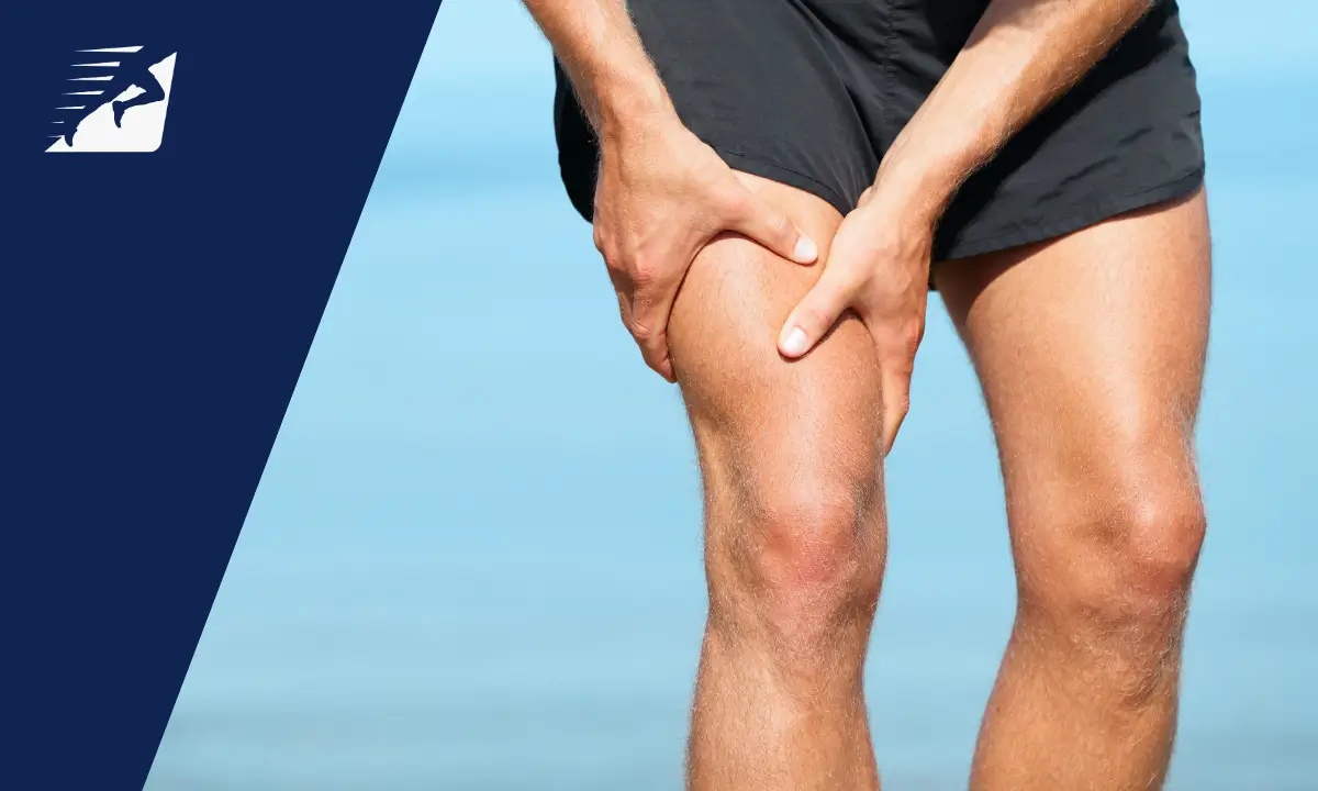 Ein sportlicher Mann fasst sich auf seinen Oberschenkel.