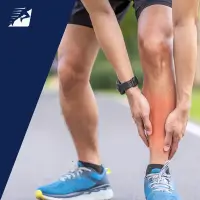 Ein Läufer greift sich auf das Schienbein