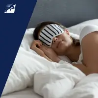 Eine Frau beim Schlafen im Bett