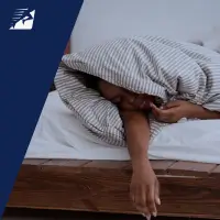 Ein Mann liegt im Bett und kann nicht schlafen