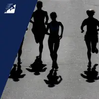 Die Schatten von Personen beim Laufen