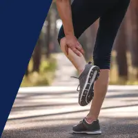 Eine Läuferin, die sich auf den hinteren Bereich der Wade greift.