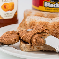 Toastbrot und Erdnussbutter lässt deine Muskel wachsen.