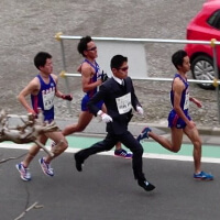 Dieser Läufer bewältigte die 21,1 km in einer Weltklassezeit - und das mit Anzug! Foto (C) twitter