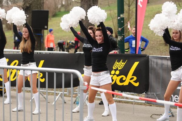 Lass dich beim Laufen regelmäßig motivieren.