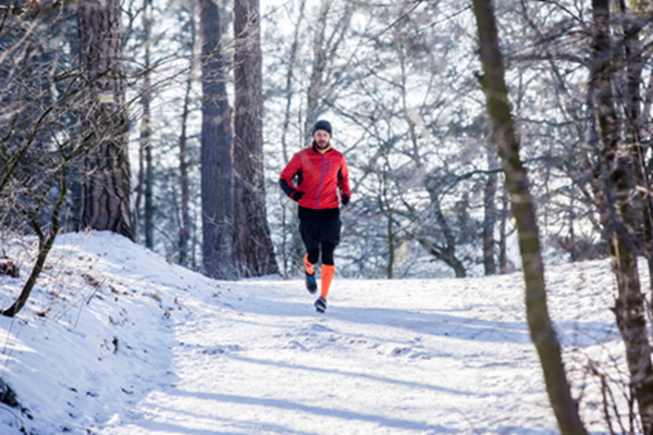 Jogging im Winter: Wer hier seine normale Laufkleidung trägt, riskiert nicht nur unnötige Verletzungen, sondern macht sich auch selbst durch die Kälte die Motivation kaputt. Foto (C) Fotolia / wip-studio