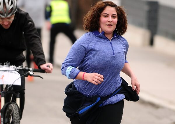 Effizienter Abnehmen: Laufen oder Walken?