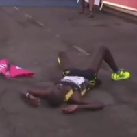 Der Halbmarathonsieger konnte nur vom Zielband gestoppt werden.