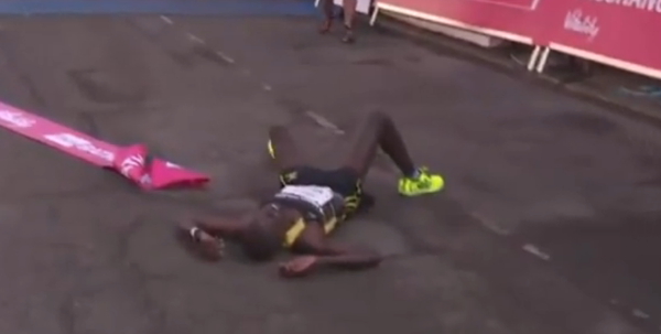 Der Halbmarathonsieger konnte nur vom Zielband gestoppt werden.