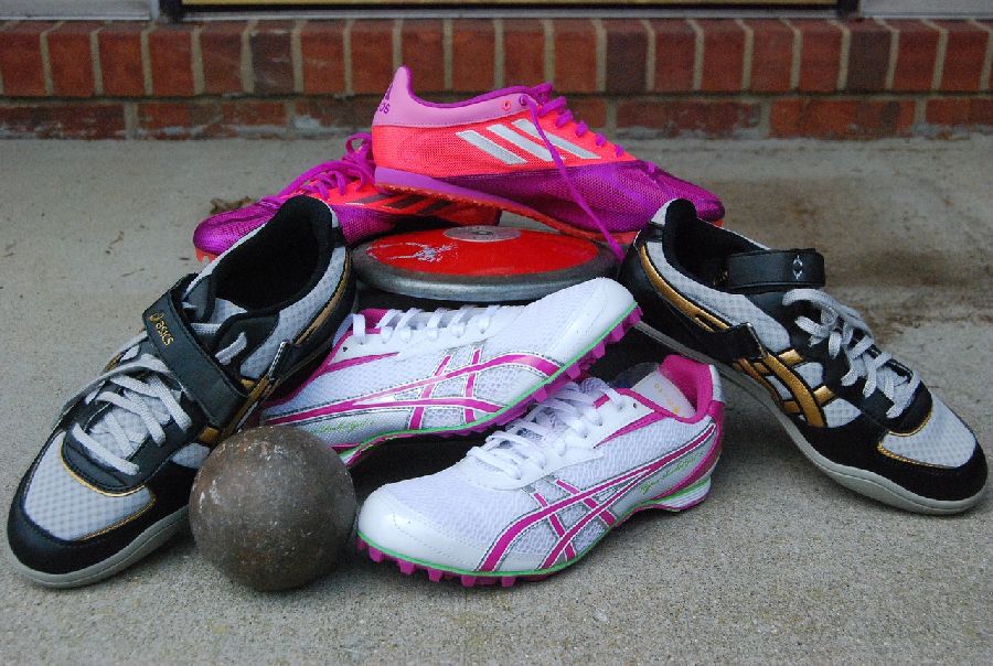 Diskuswerferin mit Eiern beworfen