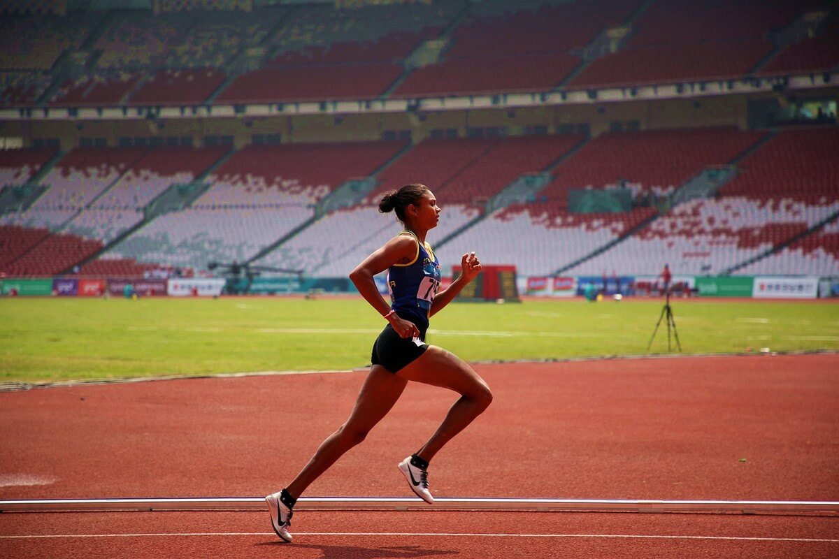 Eine Frau beim Laufen auf der Laufbahn