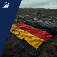 Deutschland Flagge liegt am Boden im Dreck