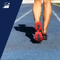 Laufschuhe auf einer Laufbahn