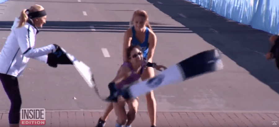 17-Jährige Marathon-Heldin verhilft Gegnerin zum Sieg [+ VIDEO]