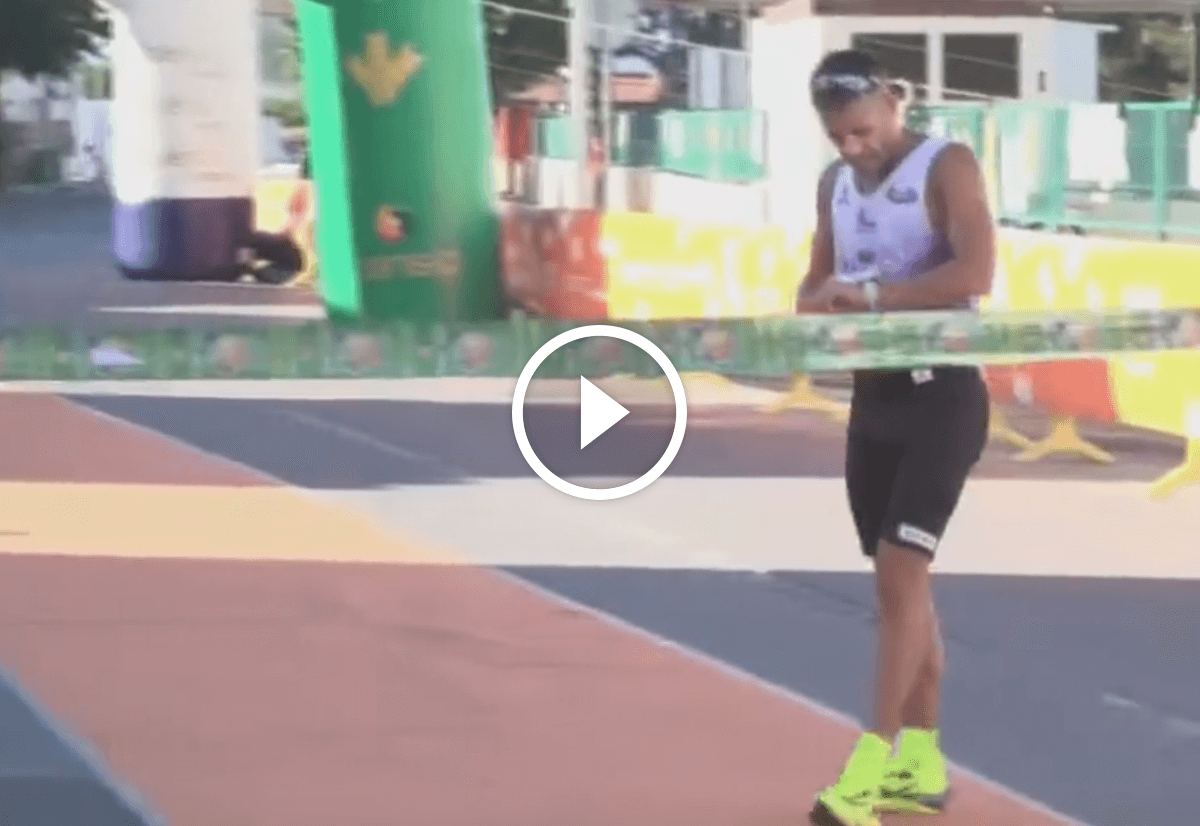 Kurios: Halbmarathon-Sieger blieb vor dem Ziel stehen [+ VIDEO]