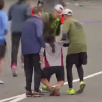 [VIDEO] Heldenhaft: Läufer tragen kollabierte Läuferin über die Ziellinie