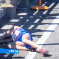 Kollabierter Läufer liegt mehrere Minuten auf der Straße [+ VIDEO]