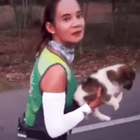 Marathonläuferin läuft mit ausgesetztem Welpen Marathon [+ VIDEO]