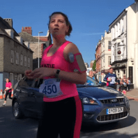Verrückte Autofahrerin fährt mitten durch Laufveranstaltung [+ VIDEO]