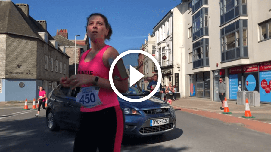 Verrückte Autofahrerin fährt mitten durch Laufveranstaltung [+ VIDEO]