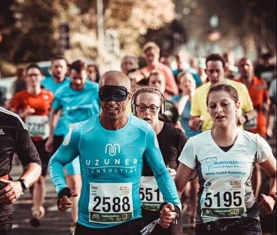 Marathon mit verbundenen Augen laufen
