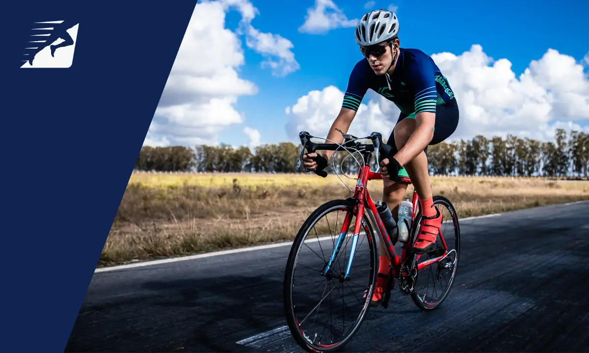 Ein Rennradfahrer auf einer asphaltierten Straße