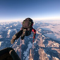 Weltrekordsprung hoch über dem Achensee: Gleitschirmflieger Mike Küng sprang in der Head-Over-Technik in 7100 Metern aus einem Heißluftballon.
