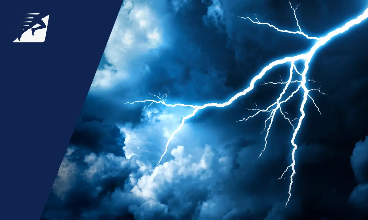 Ein Gewitter mit einem Blitz