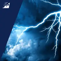Ein Gewitter mit einem Blitz