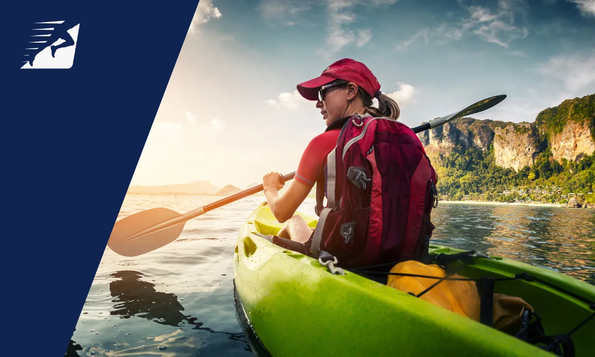 Eine Frau beim Kajakfahren