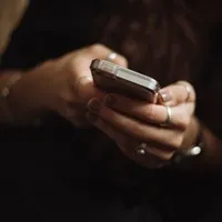 Frau tippt am Smartphone