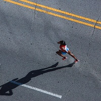 Frau beim Marathon laufen